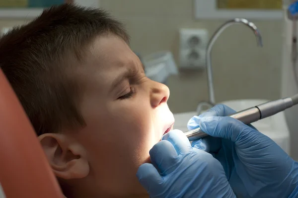 Dítě v zubařského křesla — Stock fotografie