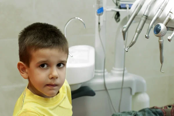 Enfant dans une chaise de dentiste — Photo