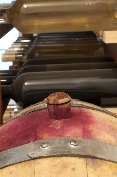 少しワイン樽と瓶のワイン — ストック写真