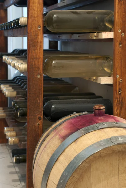 Um pouco de barril de vinho e garrafas de vinho — Fotografia de Stock