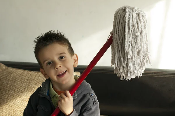 Kinder, die den Boden reinigen — Stockfoto