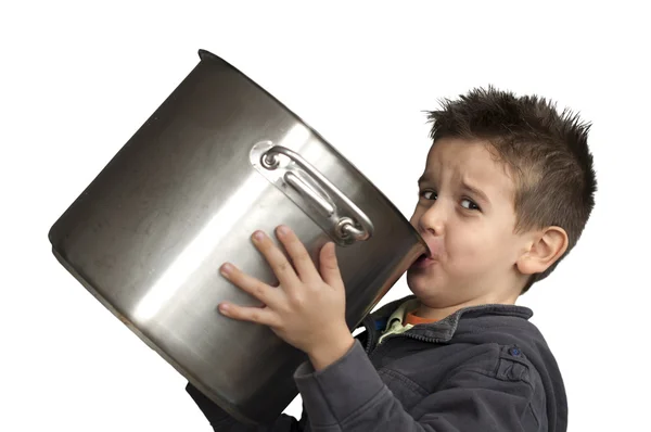 Criança bebendo leite de uma panela grande — Fotografia de Stock