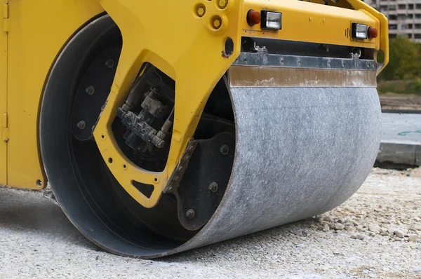 Roller tamping gravel — Stock Photo, Image