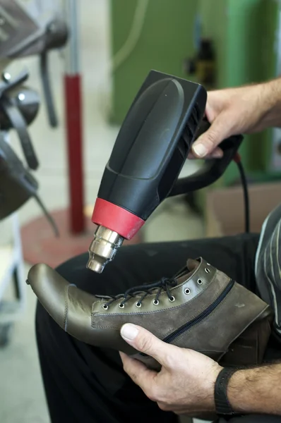 Handgemaakte fabricage van schoeisel — Stockfoto