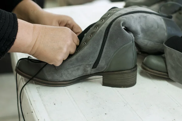 Производство обуви ручной работы — стоковое фото