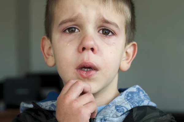 Грустное дитя, которое плачет — стоковое фото
