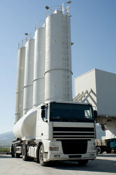 Usine de ciment avec silos et camion mélangeur — Photo