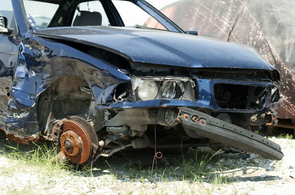 Σπασμένο αυτοκίνητο για παλιοσίδερα — Φωτογραφία Αρχείου