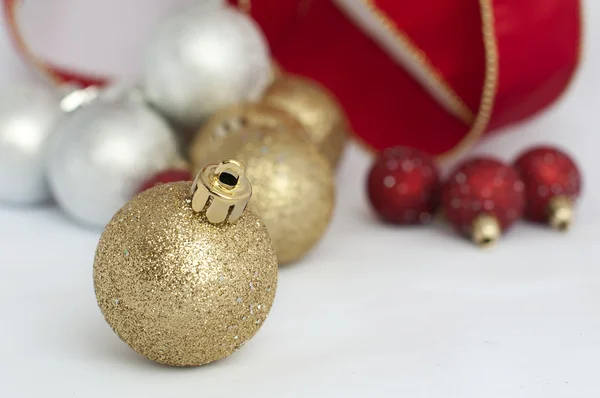 Vánoční motivy s míčky a řetězy — Stock fotografie
