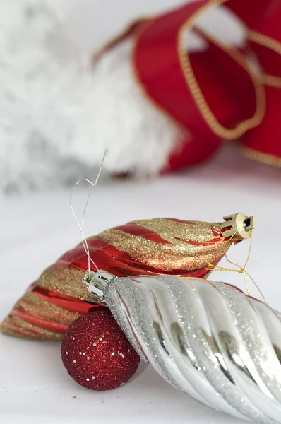 Motivi natalizi con palline e catene — Foto Stock