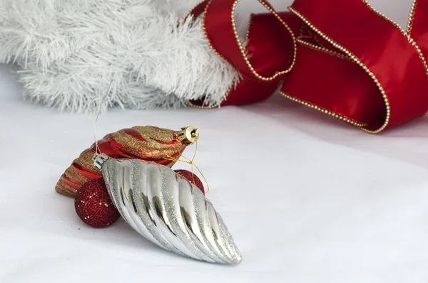 Рождественские мотивы с шарами и цепями — стоковое фото