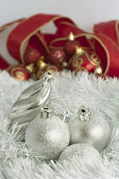 Boże Narodzenie motywy z kulkami i łańcuchy — Zdjęcie stockowe