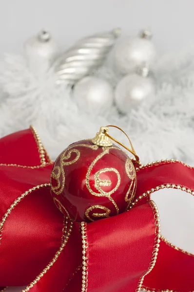 Motivos navideños con bolas y cadenas —  Fotos de Stock