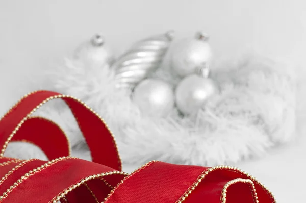 Motivi natalizi con palline e catene — Foto Stock