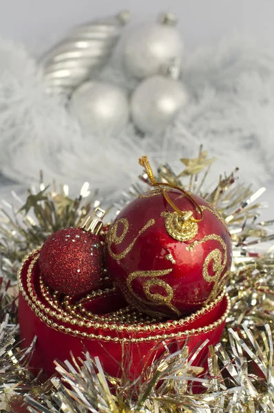 Motivos de Natal com bolas e correntes — Fotografia de Stock