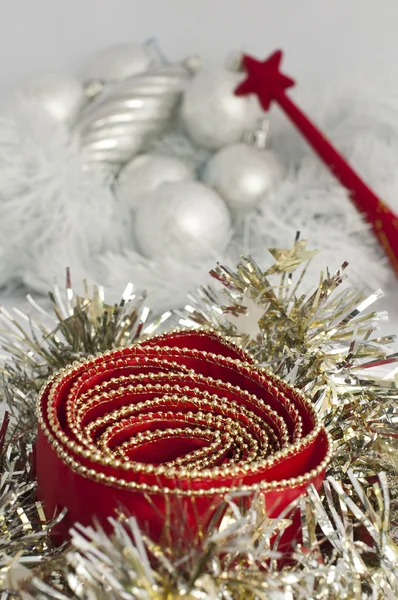 Рождественские мотивы с шарами и цепями — стоковое фото