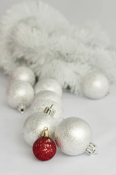 Χριστουγεννιάτικα Μοτίβα με σφαίρες και αλυσίδες — Φωτογραφία Αρχείου