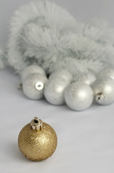 Vánoční motivy s míčky a řetězy — Stock fotografie