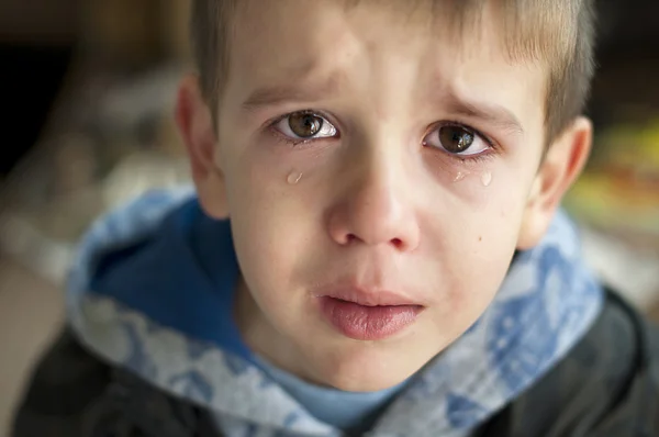 Niño triste que está llorando Fotos de stock