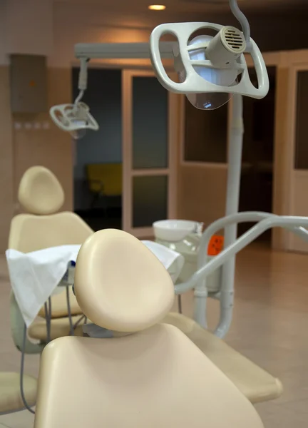Стоматологічне крісло та лампа — стокове фото