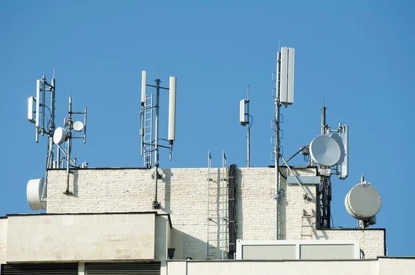 GSM передатчики на крыше — стоковое фото