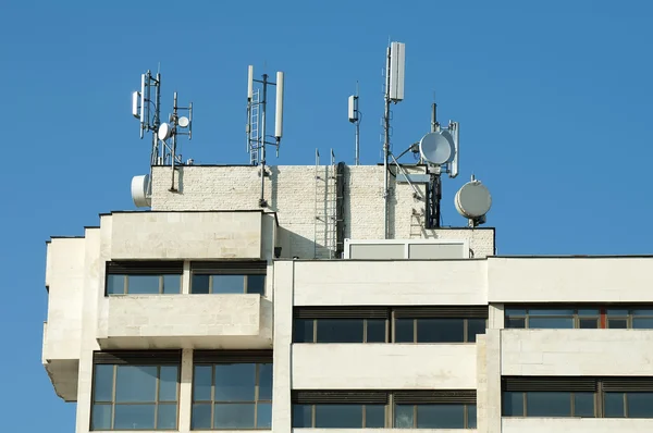 Transmissores GSM em um telhado — Fotografia de Stock
