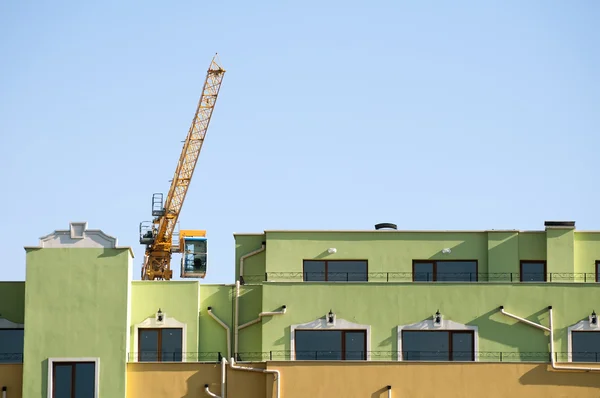 Novo edifício colorido e guindaste — Fotografia de Stock