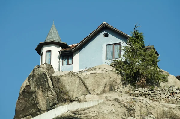 Üstünde belgili tanımlık tepe-in dağ evi — Stok fotoğraf