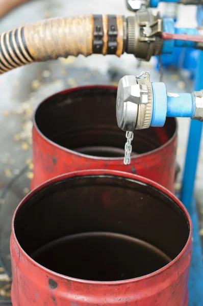 卡车软管为燃料站、 泵和桶石油 — 图库照片
