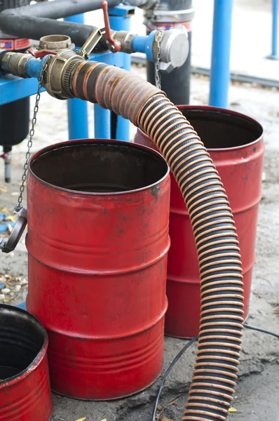 卡车软管为燃料站、 泵和桶石油 — 图库照片