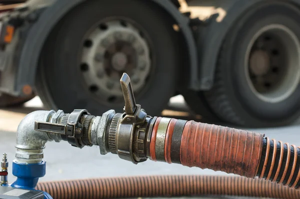 LKW-Schläuche für Tankstelle, Pumpen und Ölfässer — Stockfoto