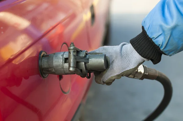 Cargando un coche con gasolina — Foto de Stock