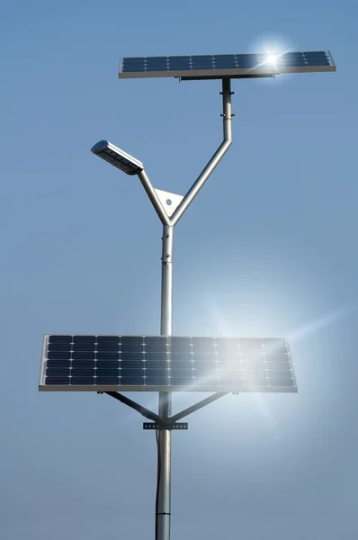 Paneles solares y lámpara — Foto de Stock