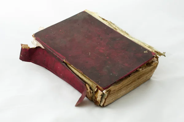 Фрагментированная старая изношенная книга — стоковое фото