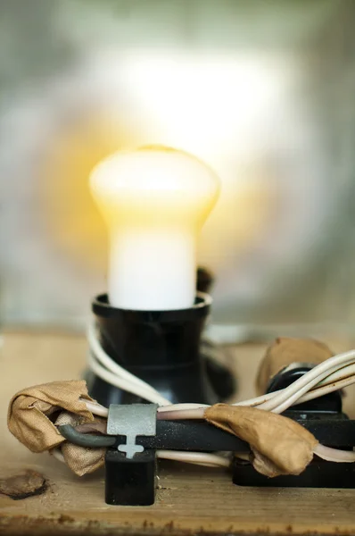 Antigos componentes elétricos, cabos e lâmpadas — Fotografia de Stock