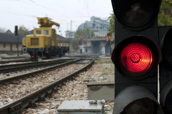 Il semaforo mostra il segnale rosso — Foto Stock