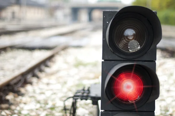 Semafor ukazuje červený signál — Stock fotografie
