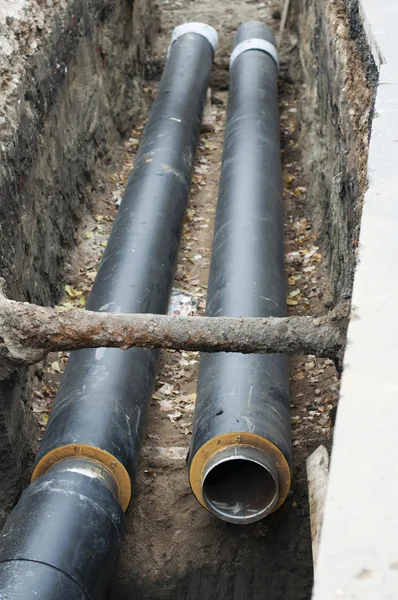 Installazione di tubi per il riscaldamento di acqua calda e vapore — Foto Stock