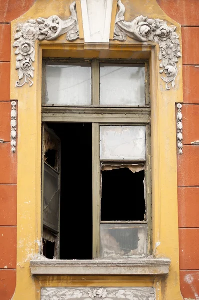 Staré okno s rozbitým sklem — Stock fotografie