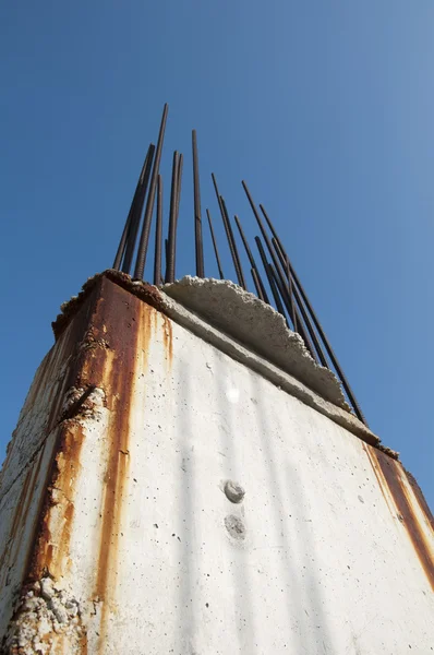 Стара арматурна сталь, що виступає з бетону — стокове фото