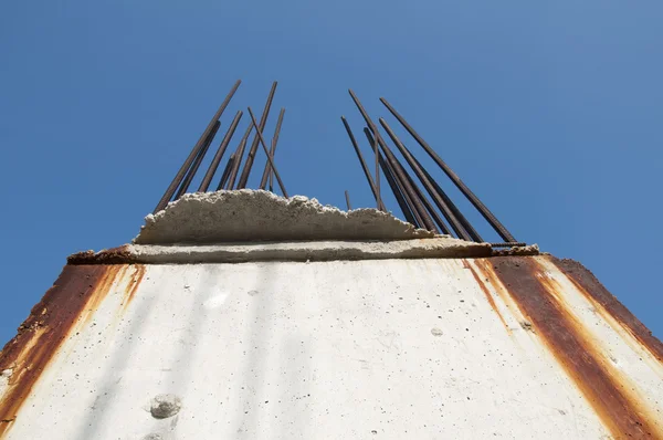 Oud betonstaal dat uit het beton steekt — Stockfoto