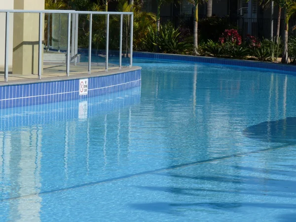 Blauw water in het zwembad in het resort — Stockfoto