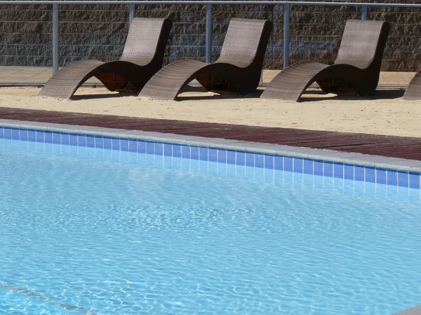 Ligstoelen bij het zwembad — Stockfoto