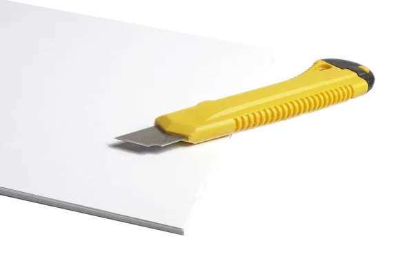 Papiermesser auf Weiß — Stockfoto