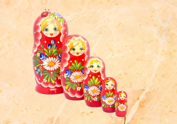 Babuschka Puppenfamilie auf Marmor — Stockfoto