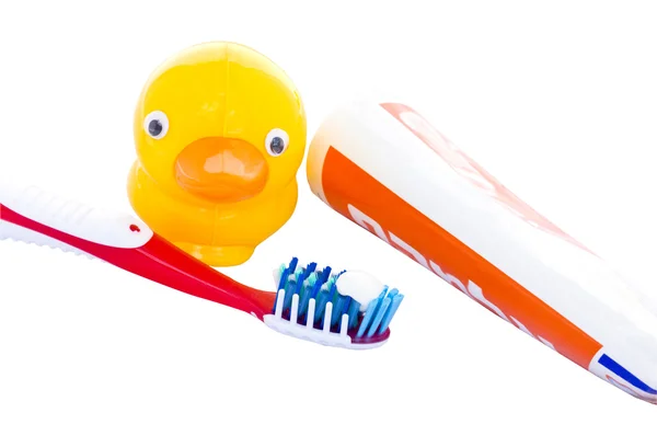 Zahnbürste und eine Spielzeugente — Stockfoto