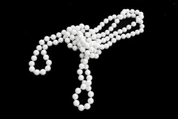 Groviglio di perle di moda su nero — Foto Stock