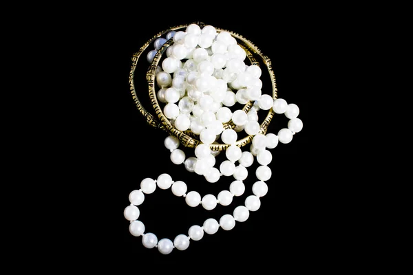 捆绑的时尚珍珠和手镯 — 图库照片