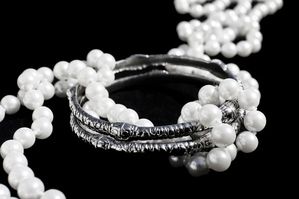 Silberarmbänder und Perlen — Stockfoto