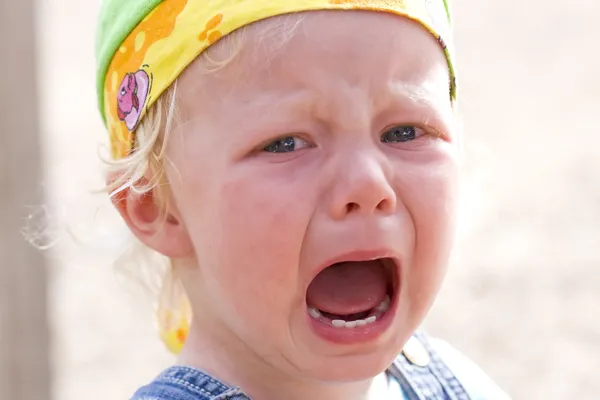 Toddler girl bawling — Stock Photo, Image